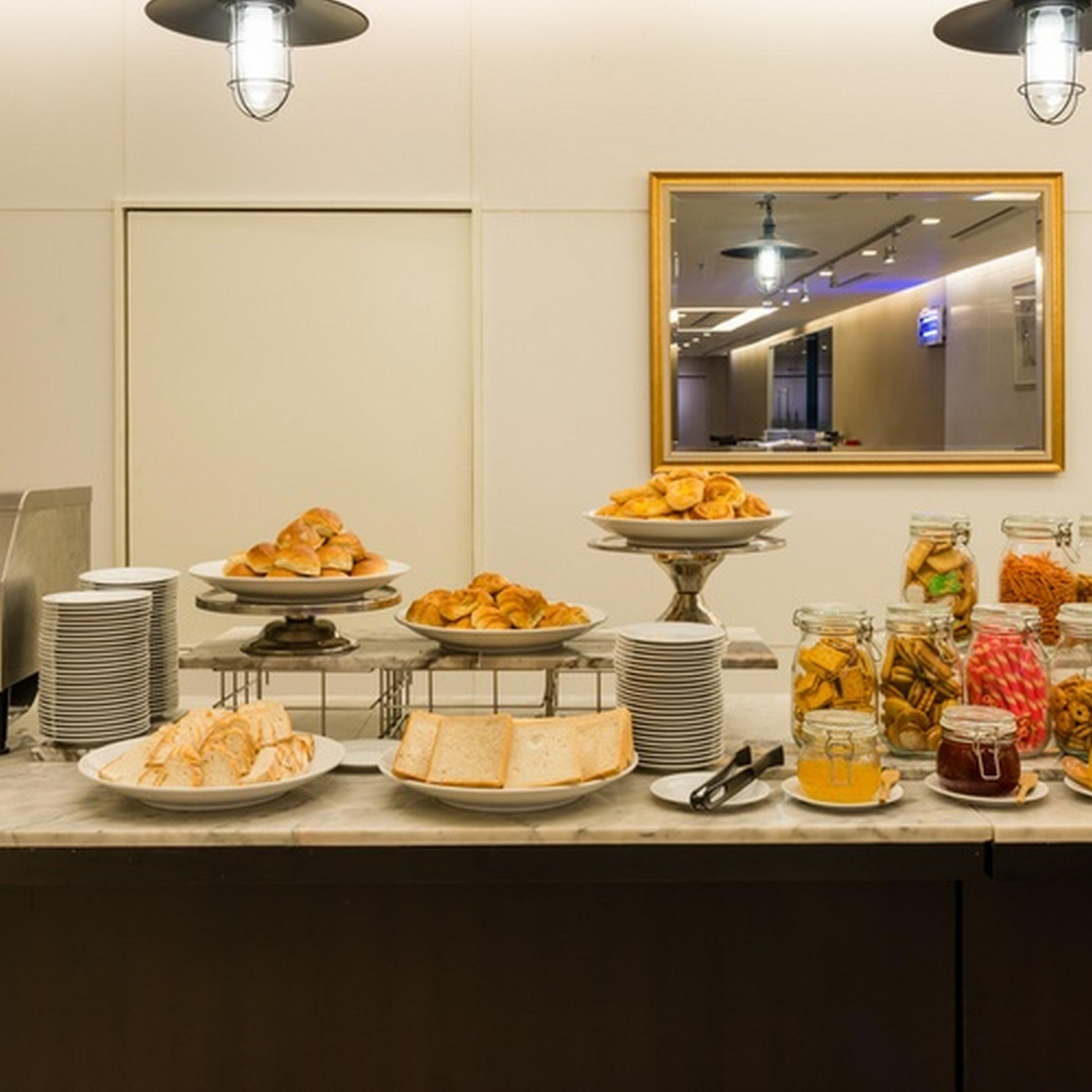 Jasmine Grande Residence Bangkok Ngoại thất bức ảnh A buffet at a hotel