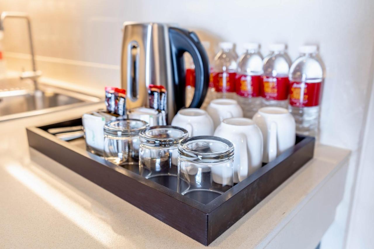 Jasmine Grande Residence Bangkok Ngoại thất bức ảnh A kettle and bottled water in a hotel room