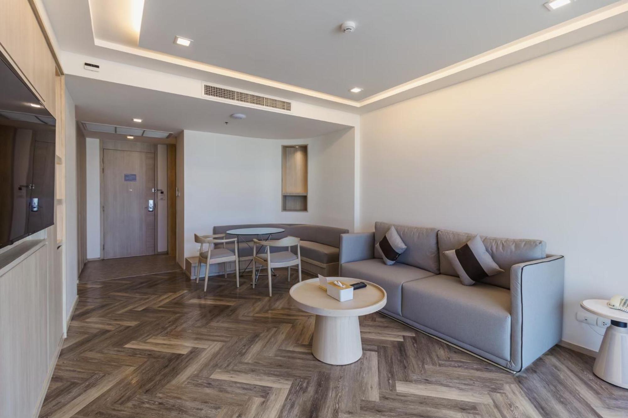 Jasmine Grande Residence Bangkok Ngoại thất bức ảnh A living room in a suite at the hotel