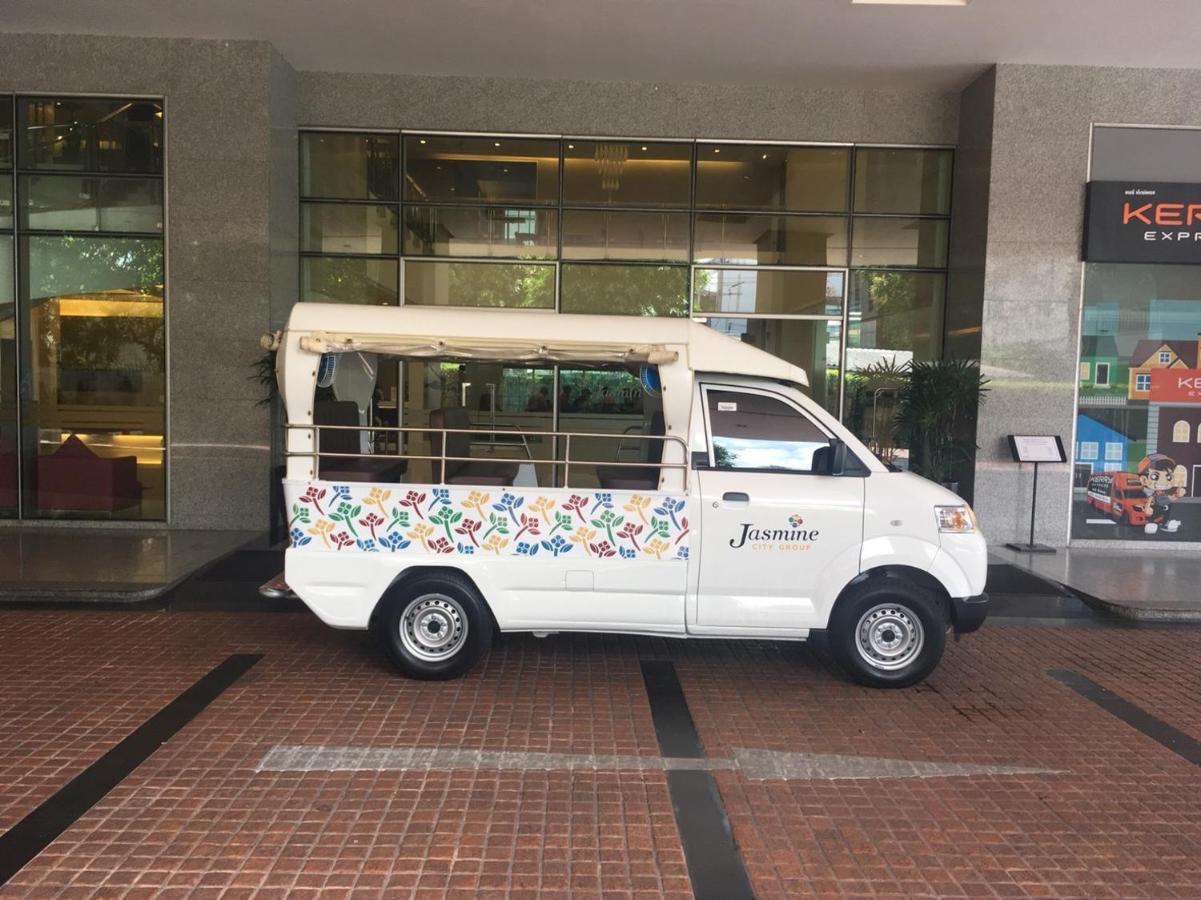 Jasmine Grande Residence Bangkok Ngoại thất bức ảnh A J-Bus at the entrance of the hotel